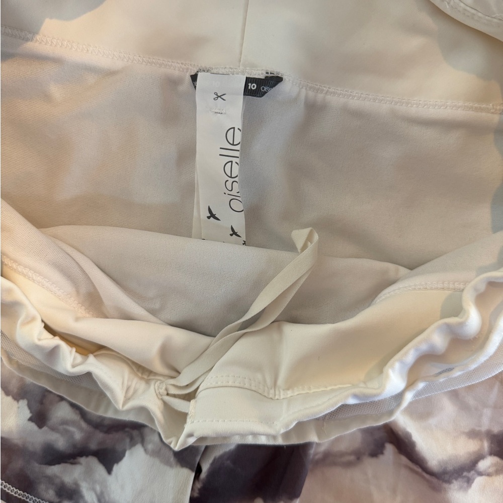 oiselle Women's Athletic Shorts in White and Gray Cloud Print - Picture 5 of 6